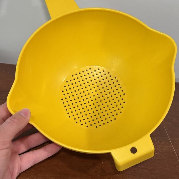 Vintage Tupperware 2Qt Strainer Colander 2 Pour Spouts Handle #1523 Yellow - Picture 6 of 6
